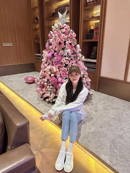 張穎穎近來穿著寬鬆，還刻意用手遮肚，瘋傳懷孕。翻攝張穎穎抖音