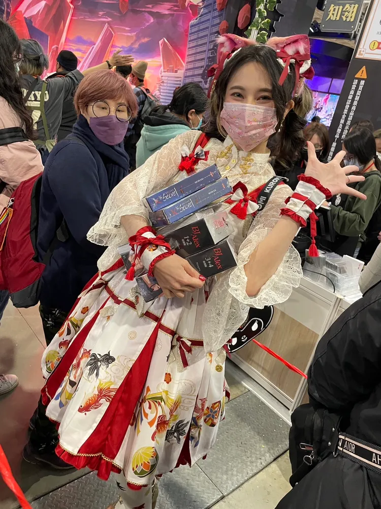 俏coser看到媒體開心揮手。彭欣偉攝