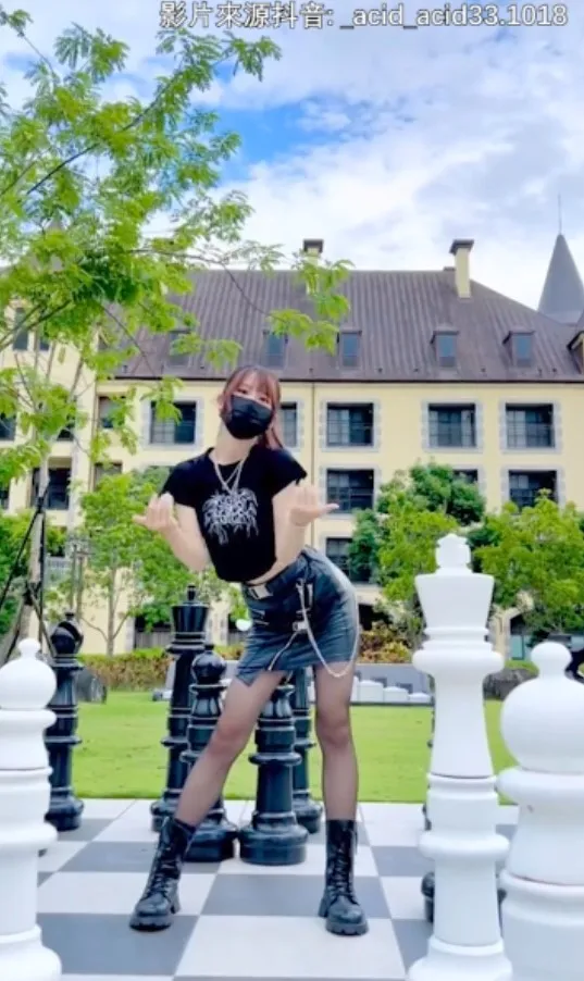 Come Here!快點來找我～我們一起挑戰西洋棋，大戰三百回合　讓你敗倒在我的黑皮裙下。抖音@_acid_acid33.1018 提供