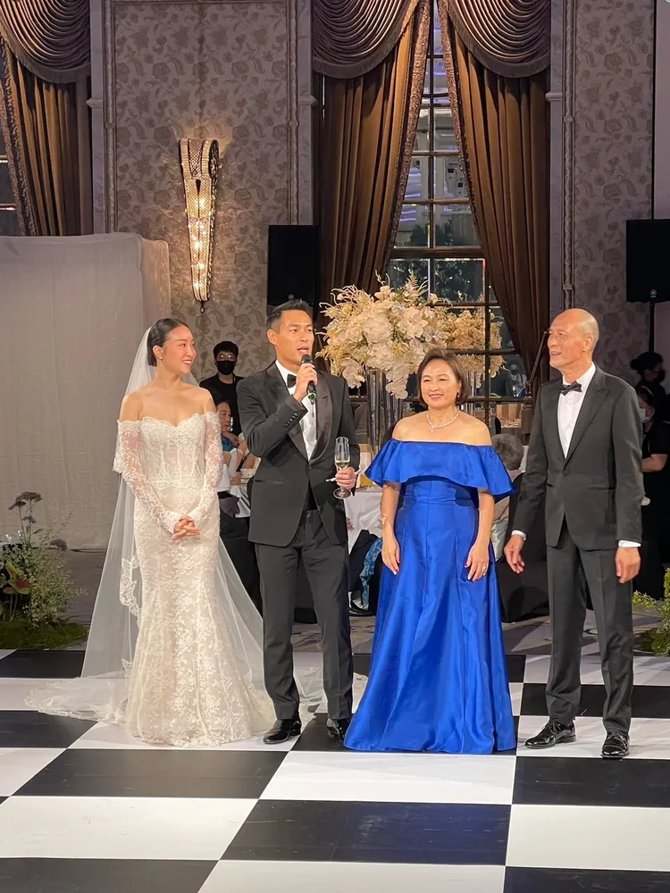 楊爸（右起）和楊媽得知兒子媳婦有二寶極為開心。