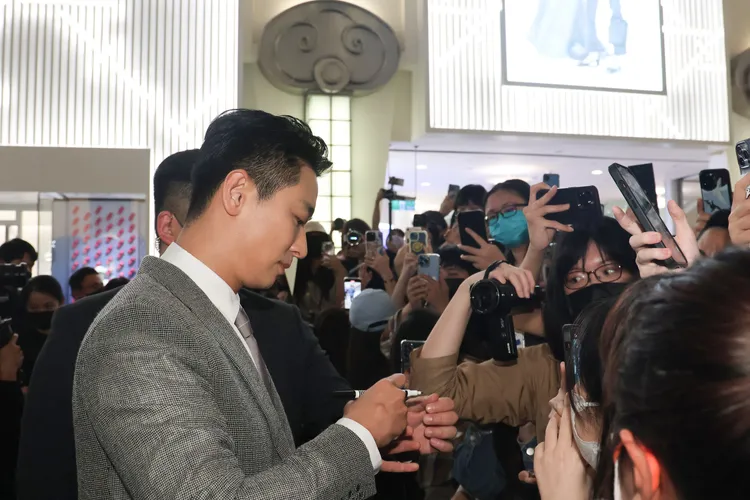 朱智勛親切與粉絲揮手打招呼、握手問好，展現十足親和力。鄭孟晃攝