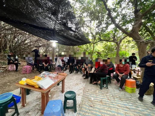 神明在看還撒野 高雄破職業賭場藏廟宇、23名公嬤級賭徒遭逮