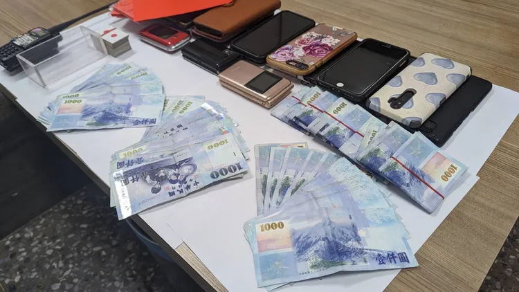 警方破獲賭場，查扣抽頭金、賭資、天九紙牌等證物。讀者提供