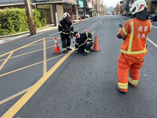 自来水地下管疑爆裂地面隆起 平镇区金陵路预防性封路