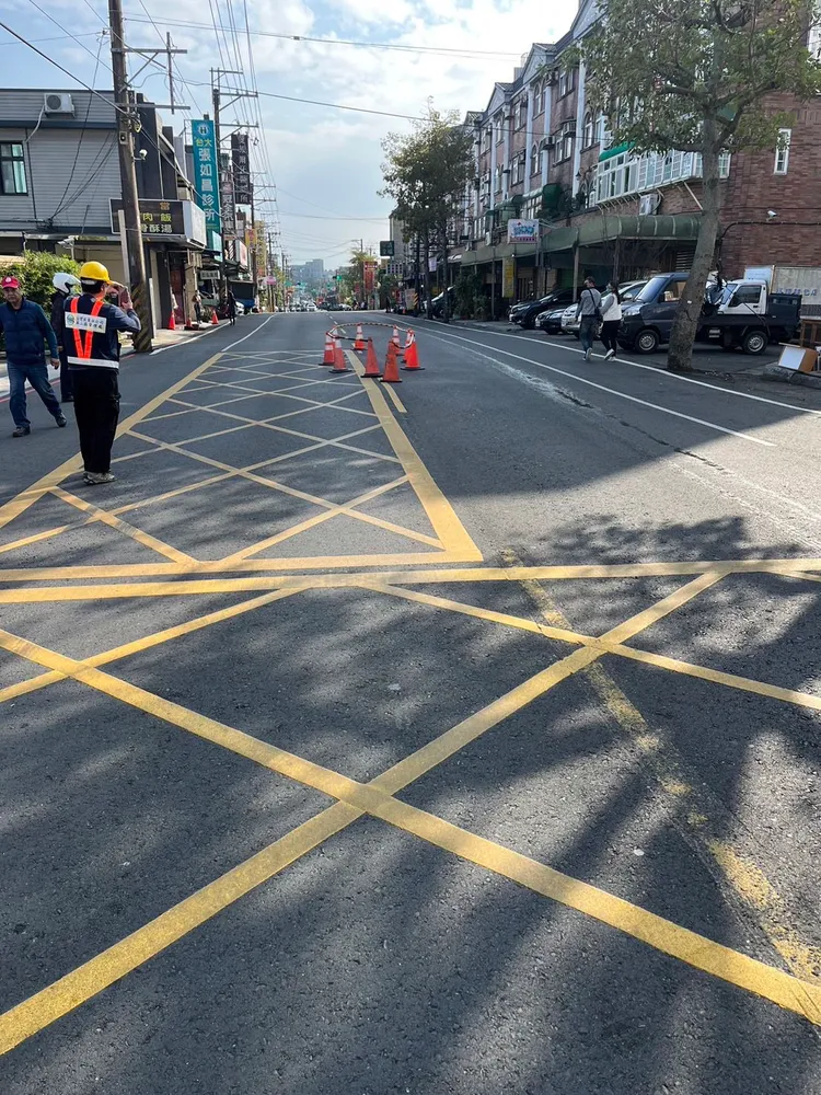 現場擺放交通錐示警。平鎮警分局提供