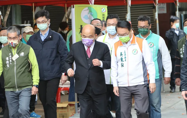 蘇貞昌15日一早赴新莊中港國小進行民進黨黨主席補選投票。鄭孟晃攝