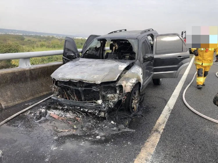 車子被燒得面目全非。民眾提供