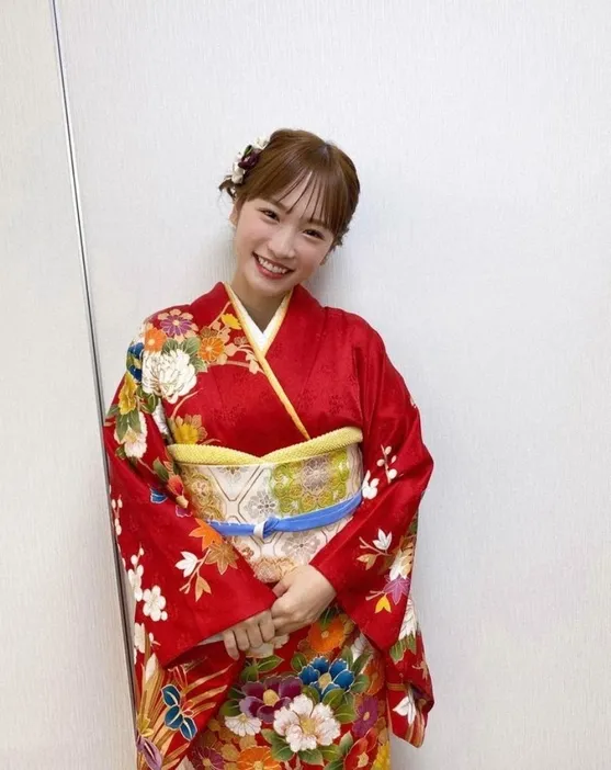 川榮李奈穿上紅色和服報喜，宣布懷有第二胎。翻攝川榮李奈IG