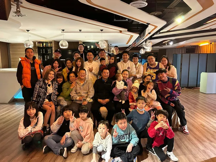 李威（左）現身家族圍爐，李易（右起）和六月黏一塊兒。翻攝李易臉書