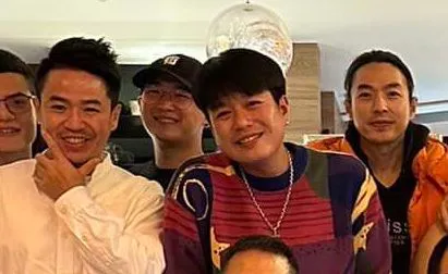 李威（右起）和堂弟李易、弟弟一休合照。翻攝李易臉書