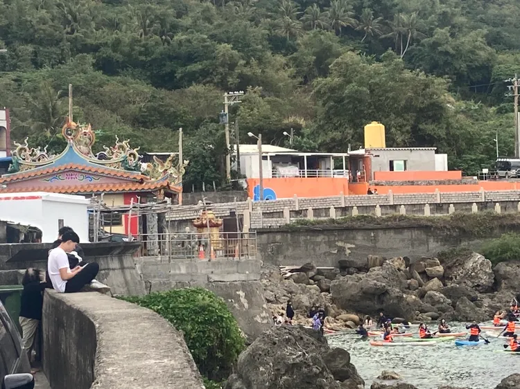 萬里桐的堤岸，處處可見年輕人或情侶或坐或站堤岸上賞景、聊天。陳宏銘攝