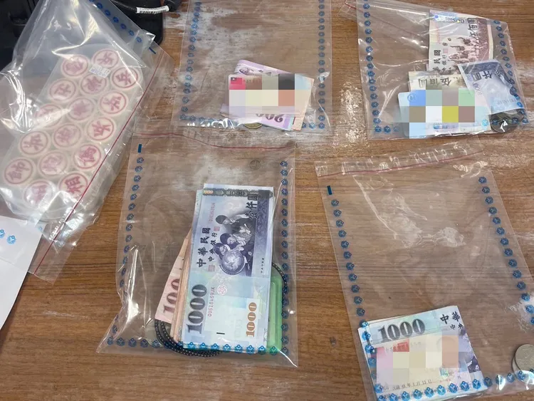 警方查扣賭資。中和警分局提供