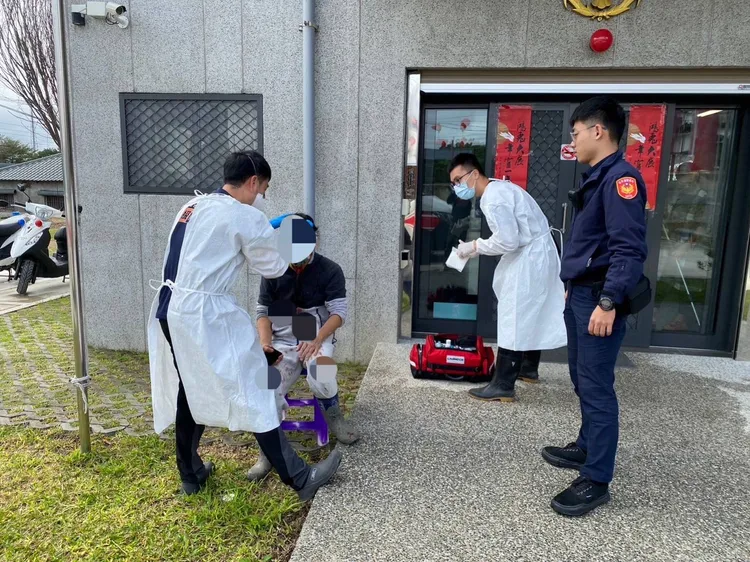 消防員協助張男治療。關山分局提供