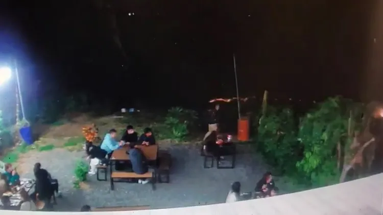 一顆流彈射進戶外用餐區。翻攝「小琉球聯盟」