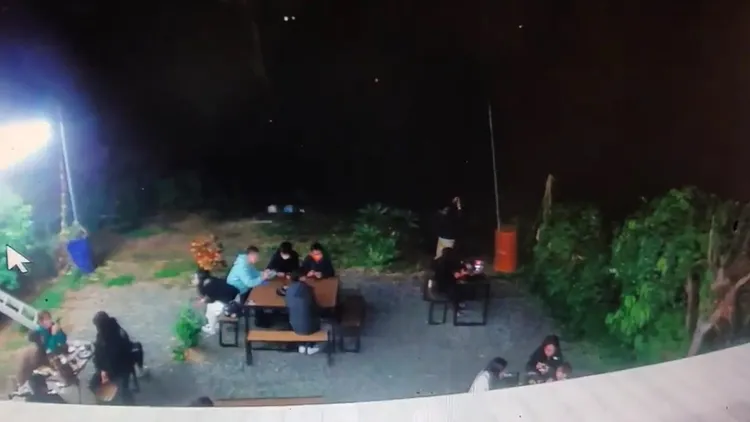 戶外用餐區的客人悠閒吃飯跨年。翻攝「小琉球聯盟」