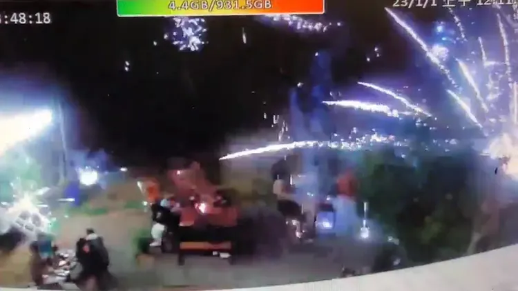 戶外用餐區遭煙火彈猛烈攻擊。翻攝「小琉球聯盟」