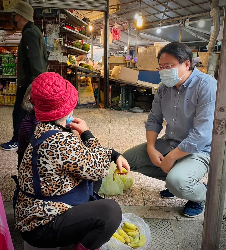 林右昌貼出與賣菜阿嬤接地氣聊天的照片。翻攝林右昌臉書