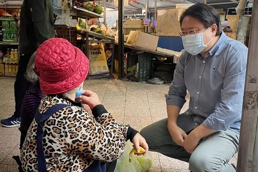 林右昌今接內政部長　蹲地發千字文深究「民進黨敗選主因」