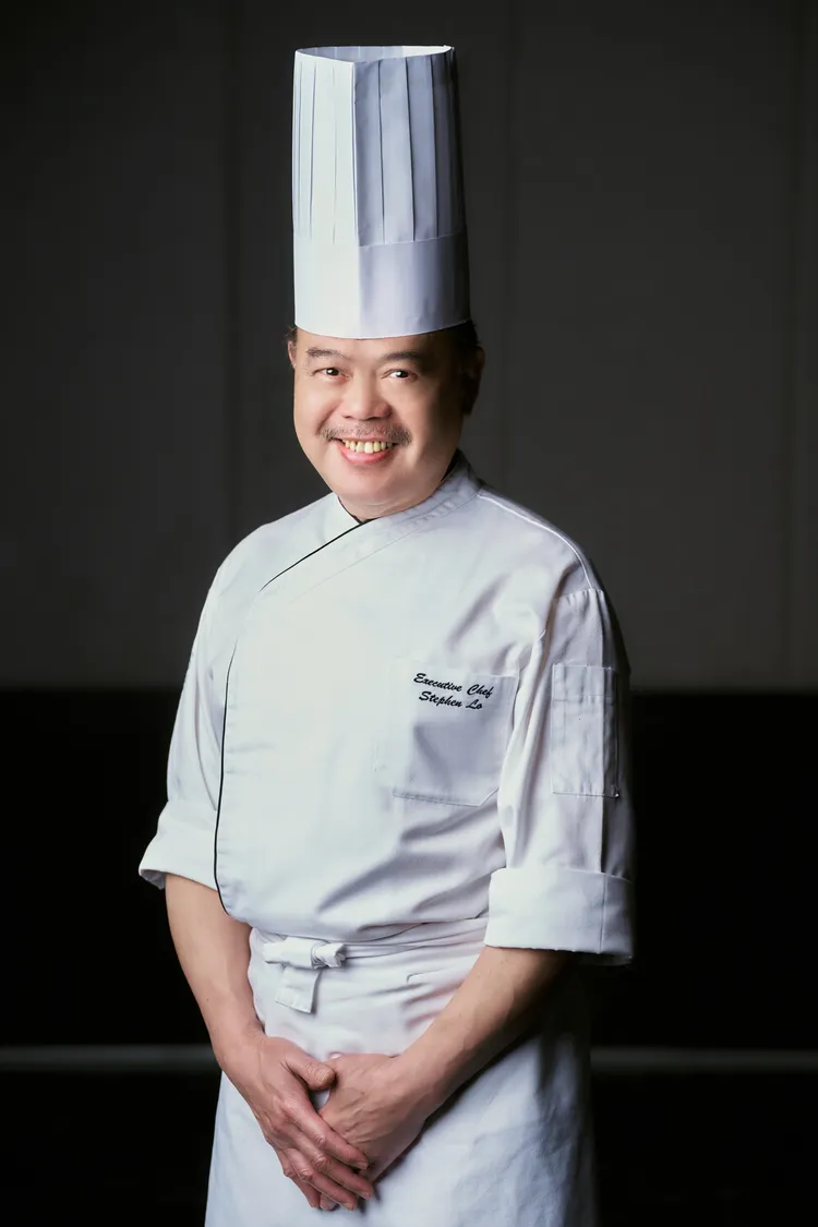 台南晶英港籍行政總主廚盧偉強帶領中廚團隊，將多種漢方食材變為一道道頂級湯品。台南晶英酒店提供