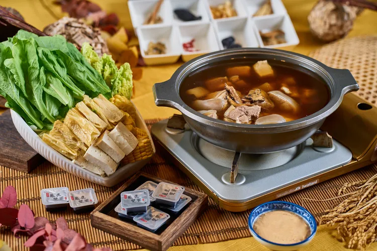 台南晶英神湯會之首「龜鹿雙饗十全羊肉爐」，選用珍貴食材龜鹿二仙膠，與漢方十全大補湯下鍋悉心慢燉，搭配溫補羊肉及新鮮有機食蔬。台南晶英酒店提供