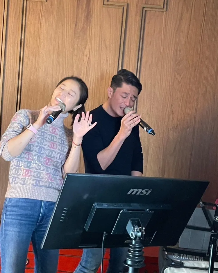 林心如（左）和霍建華唱得陶醉。翻攝林心如臉書
