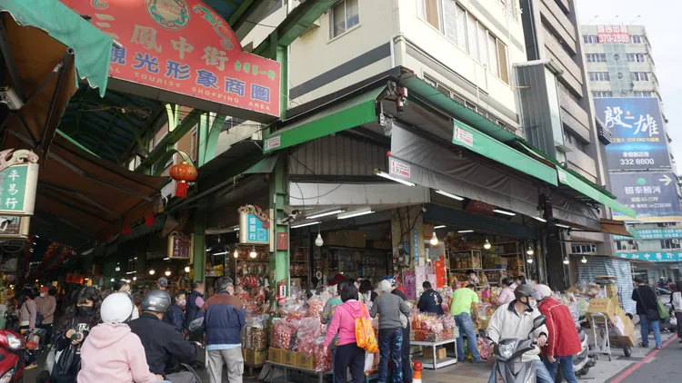 三鳳中街無論店面或住家，屋齡普遍老舊。葉家銘攝
