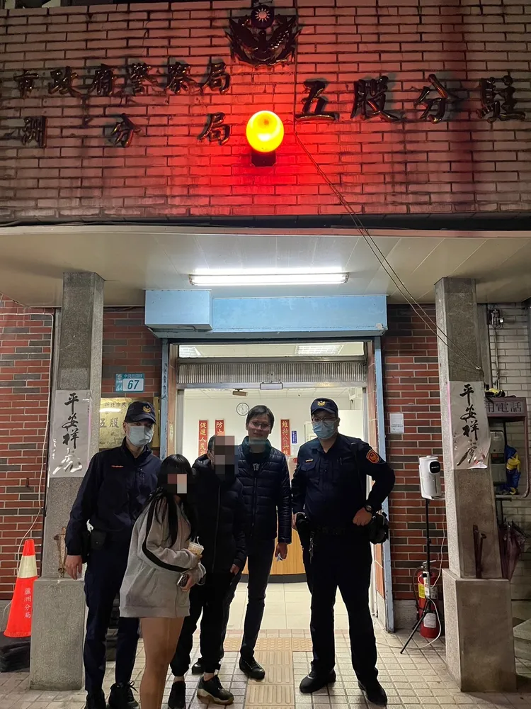 家人到派出所領回少女。警方提供