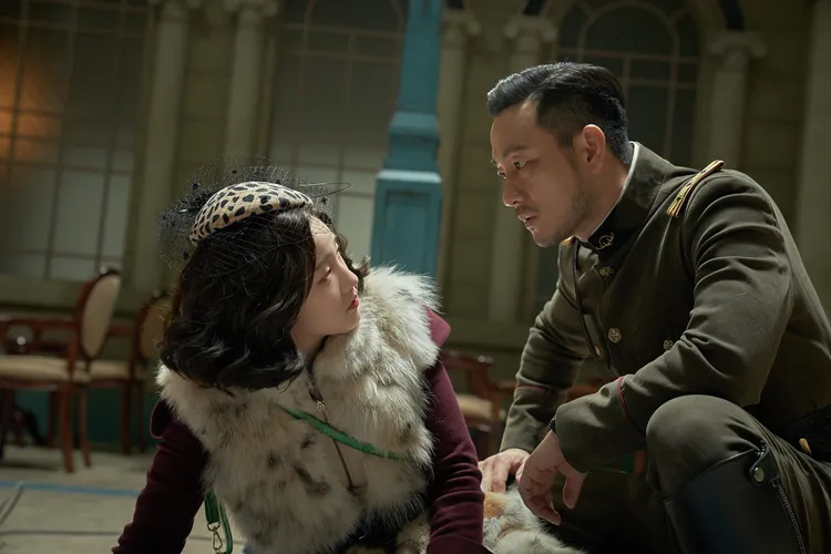 朴海秀（右）飾演新任總督警護隊長。甲上娛樂提供