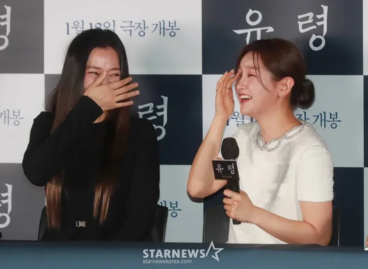 朴素談（右）在《幻影》記者會上感謝李荷妮，2人都哭了。翻攝STARNEWS
