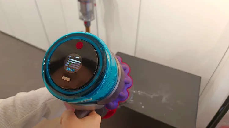 LCD螢幕會顯示4種尺寸的顆粒物，並提供清潔指引。翁玉信攝