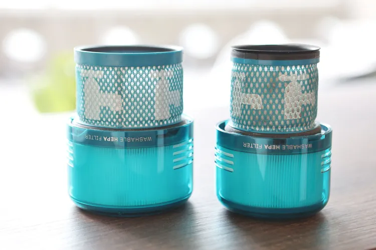 Gen5Detect濾網（左）與Dyson V15 無線吸塵器比較明顯較大。翁玉信攝