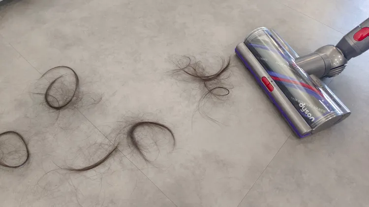 配備無纏結Motorbar智慧變速主吸頭，實測吸取頭髮效果。翁玉信攝