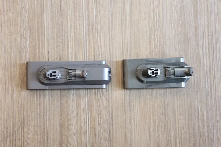 使用10顆鋰離子電池組（左）也明顯比V15大。翁玉信攝