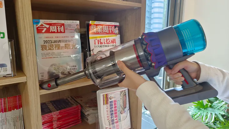 一鍵變成手持式吸塵器。翁玉信攝