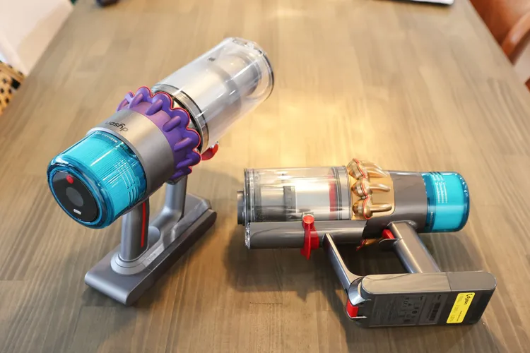 採用最新一鍵式電源開關（右），與v15設在手把處不同。翁玉信攝