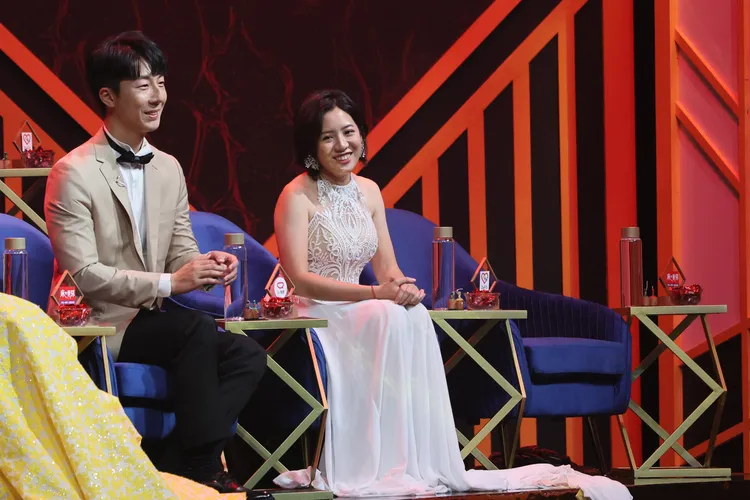 黃瀞瑩禮服造型現身，左為吳崢。鄭孟晃攝