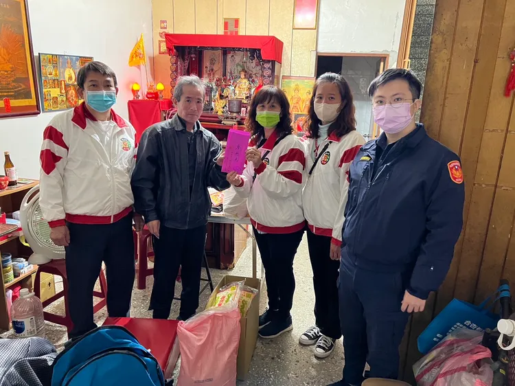 針對需要幫助弱勢民眾發送物資與現金。警方提供