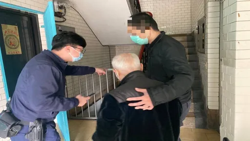 8旬翁散步跌坐在地無法起身　暖心警協助護送返家
