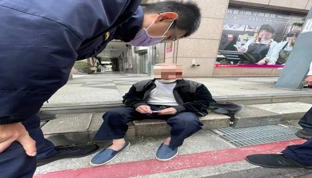 大同分局警方發現老翁跌坐在地。警方提供