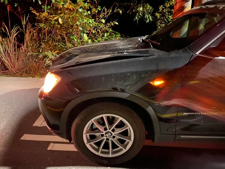 BMW轎車車頭明顯凹損。翻攝畫面