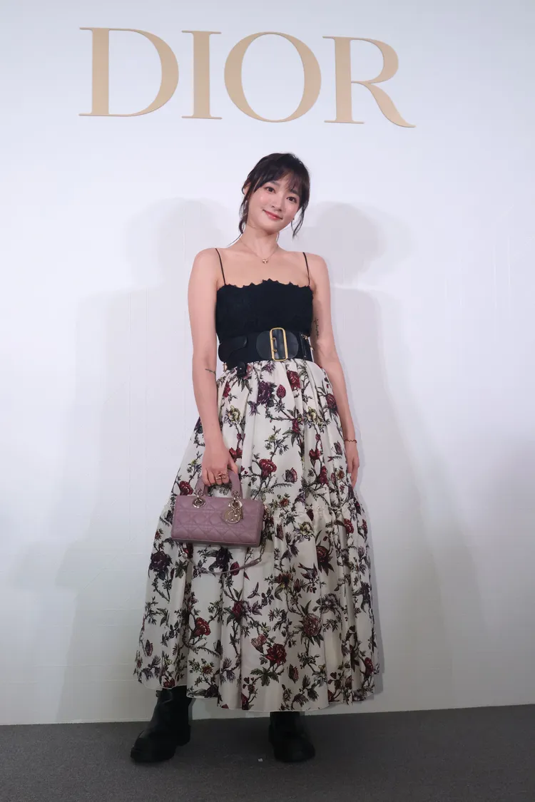 王淨所穿的黑白配色的細肩帶連身刺繡長裙，從日前定裝時即讓她視為「命定款」。鄭孟晃攝