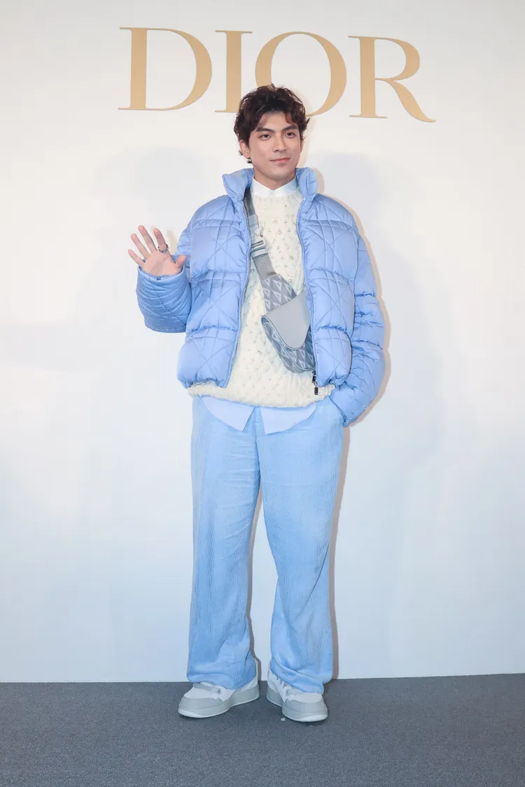 林哲熹穿上白色珍珠裝飾毛衣感受做工的華麗精緻。鄭孟晃攝