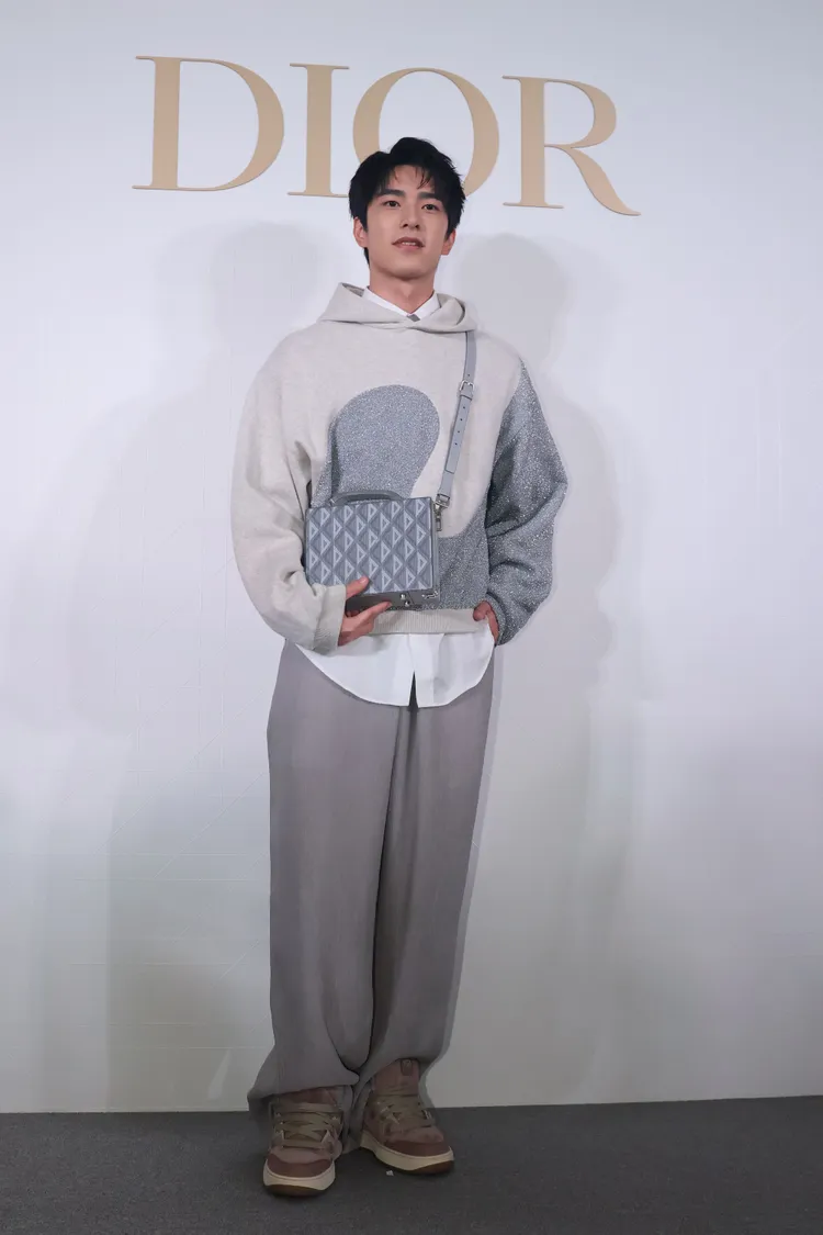 曾敬驊穿上漩渦圖案連帽T恤，感受著「ERL帽T很可愛」的有型裝扮。鄭孟晃攝