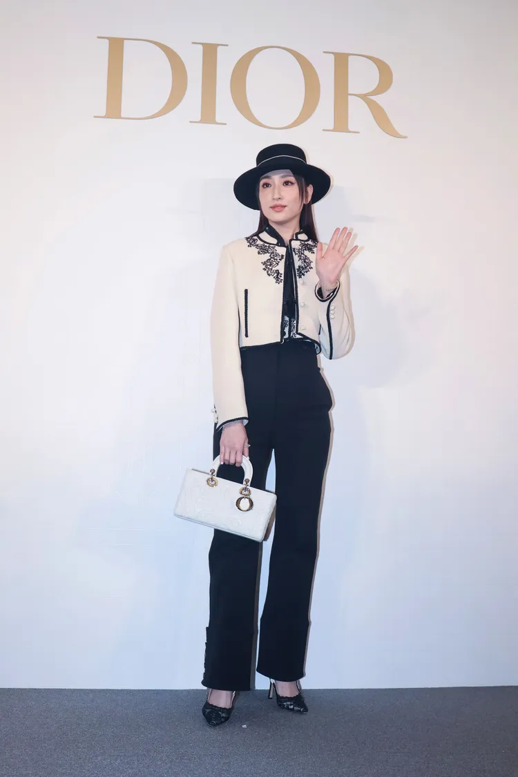 柯佳嬿穿米色短版刺繡外套搭黑長褲和馬術帽，帥氣造型令人耳目一新。鄭孟晃攝