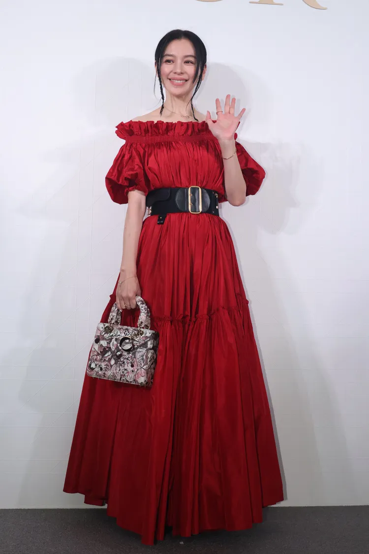 徐若瑄穿著大紅色平口長洋裝帶著台北101旗艦店獨賣款Lady Dior包亮相，稱是「穿『黑色餅乾』〈鬥志〉的顏色」。鄭孟晃攝