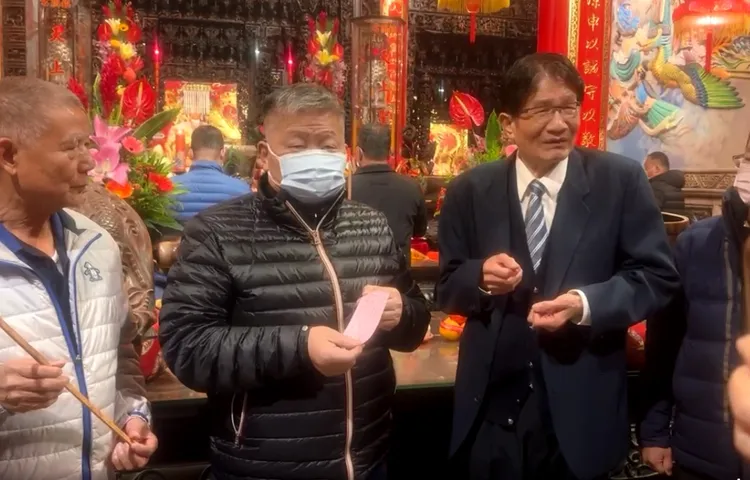 解籤老師周建男（右說），今年國運籤主要意義為「行銷突破、營運國際化」，先求穩定再力求突破。翻攝鎮瀾宮臉書