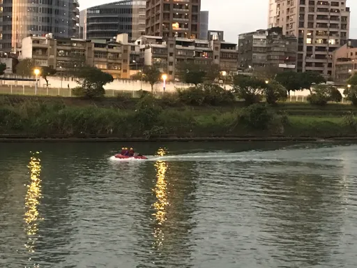 北市河濱公園少女不明原因落水 河面載浮沉!消防局全力搜救