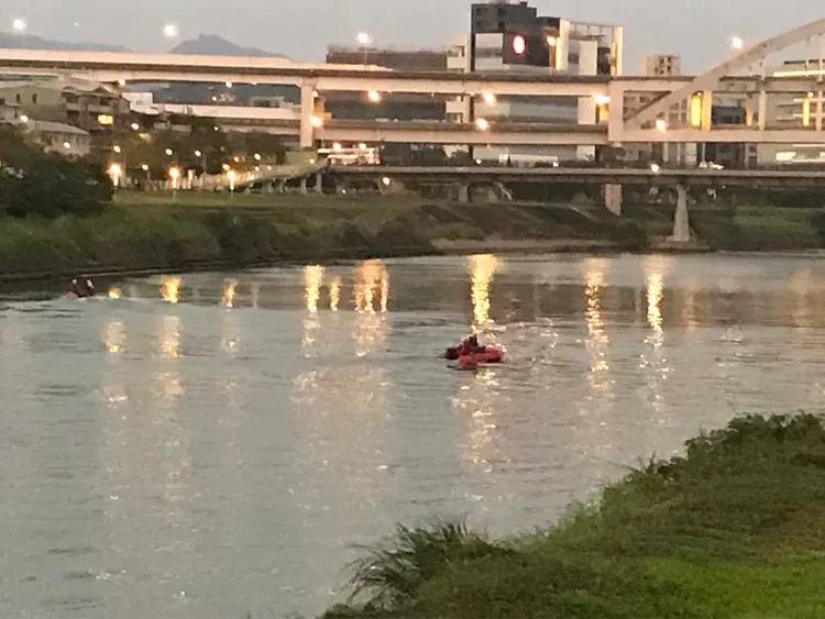 消防人員尚未尋獲落水者。翻攝畫面