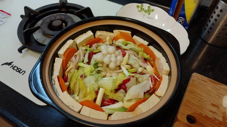 高雄市衛生局社區營養推廣中心提供年節飲食技巧，讓民眾年後體重別「兔」飛猛進。圖為圍爐火鍋示範圖(4人份) 翻攝畫面