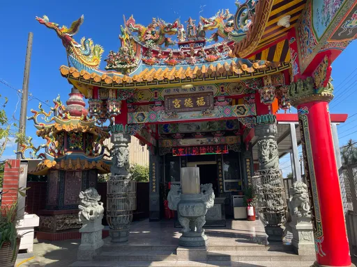署名「桃園國際機場」的土地公廟在大園 還有土地婆來相伴